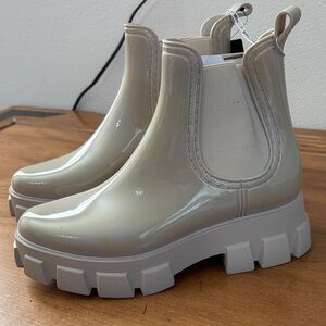 Forever 21 NWT Stylish Cream Chelsea Boots Size 9